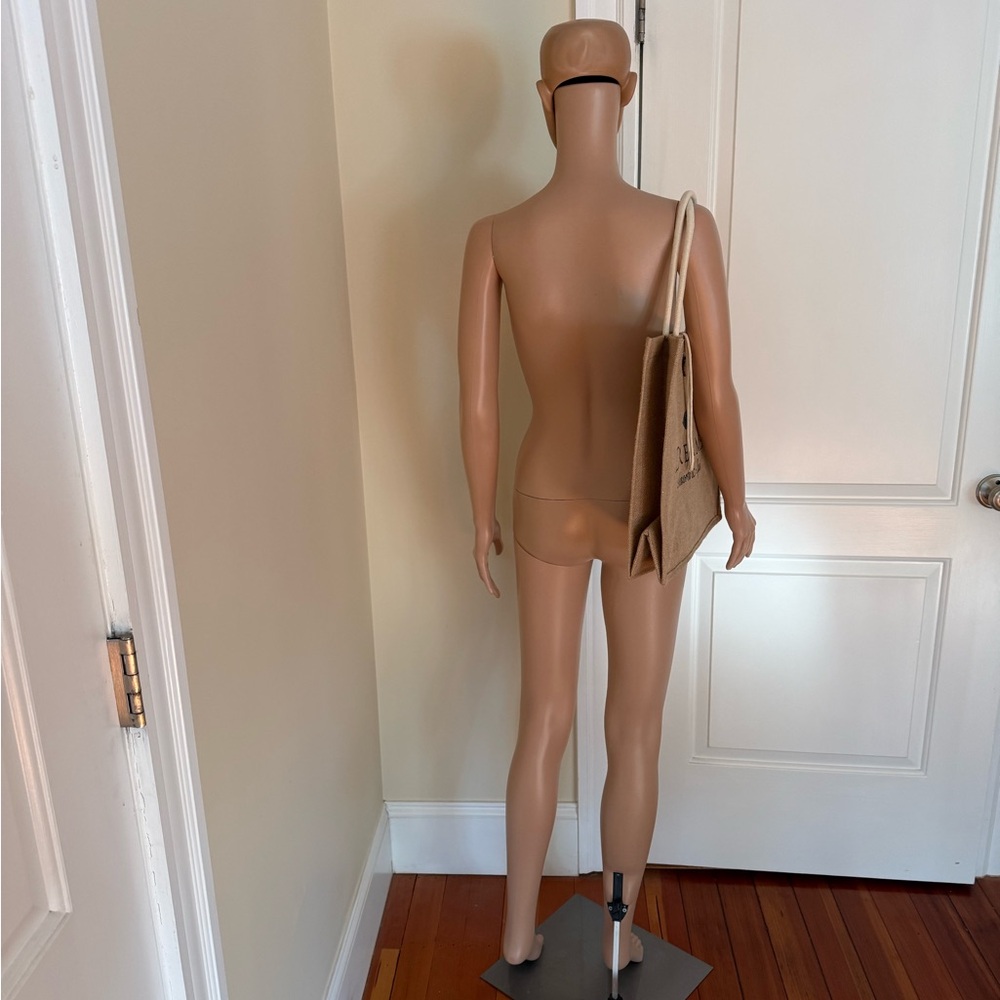 Mannequin - Picture 10 of 13